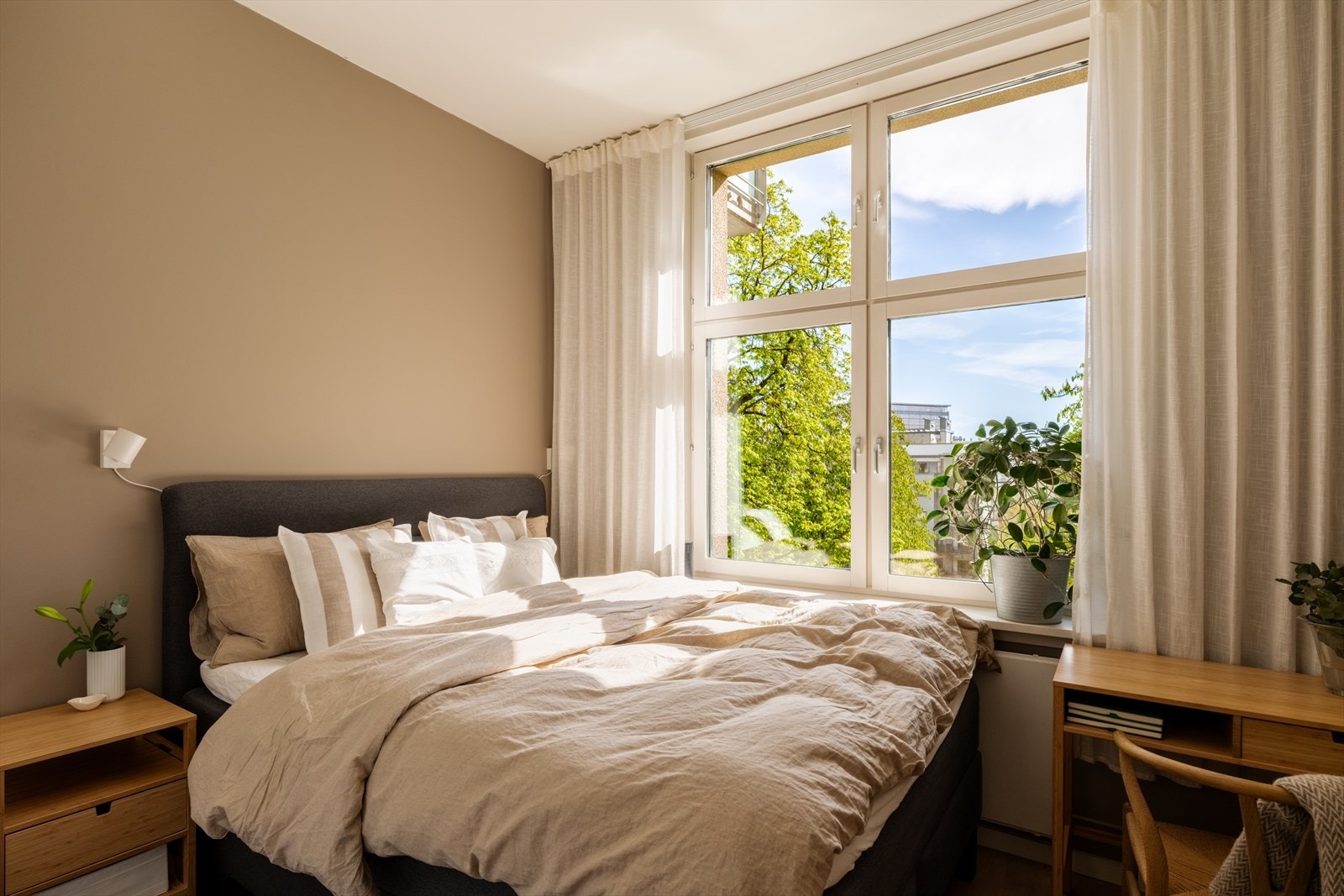 Soverommet vender mot det rolige, indre gårdsrommet og har plass til dobbeltseng og ønsket nattbordsløsning. Galleribilde