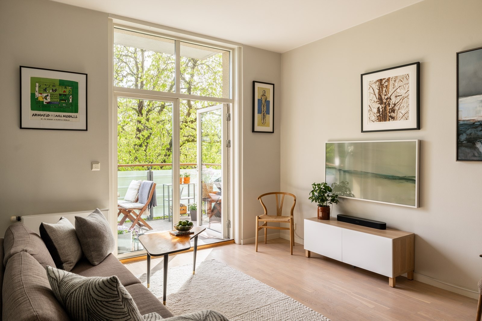 Gjennomgående parkett på gulv og slette, malte flater gir et helhetlig og tidløst uttrykk. Galleribilde