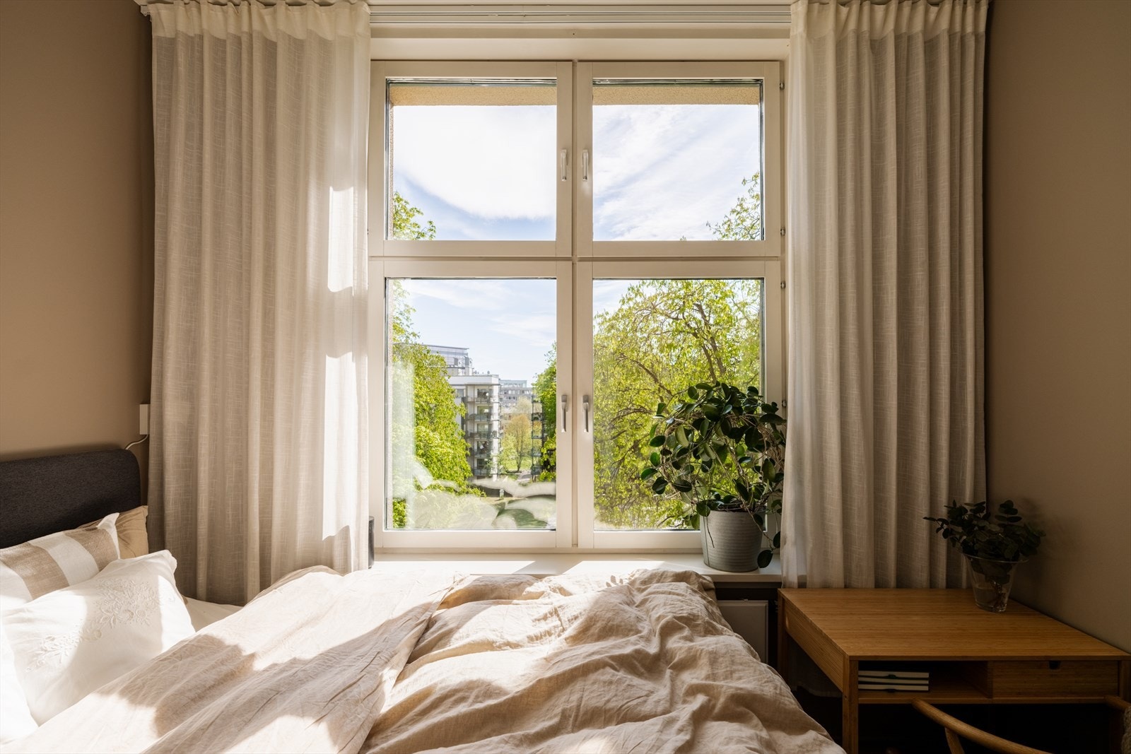 Store vinduer med isolerglass fra 2003 slipper inn godt med dagslys. Galleribilde