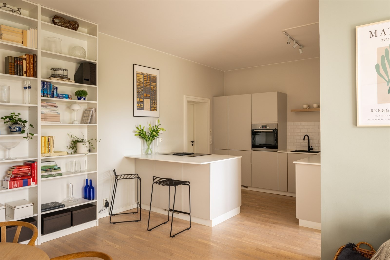 Moderne Kvik-kjøkken fra 2017 med glatte fronter og rikelig med skap- og benkeplass. Galleribilde