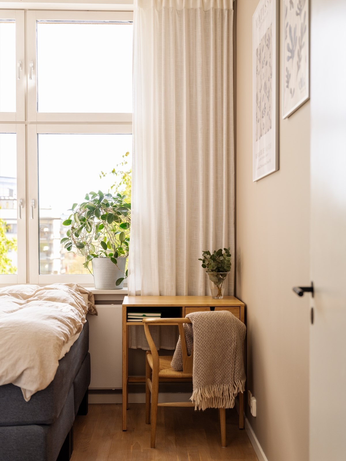 Rommet har god plass til en liten kontorløsning ved vinduet. Galleribilde