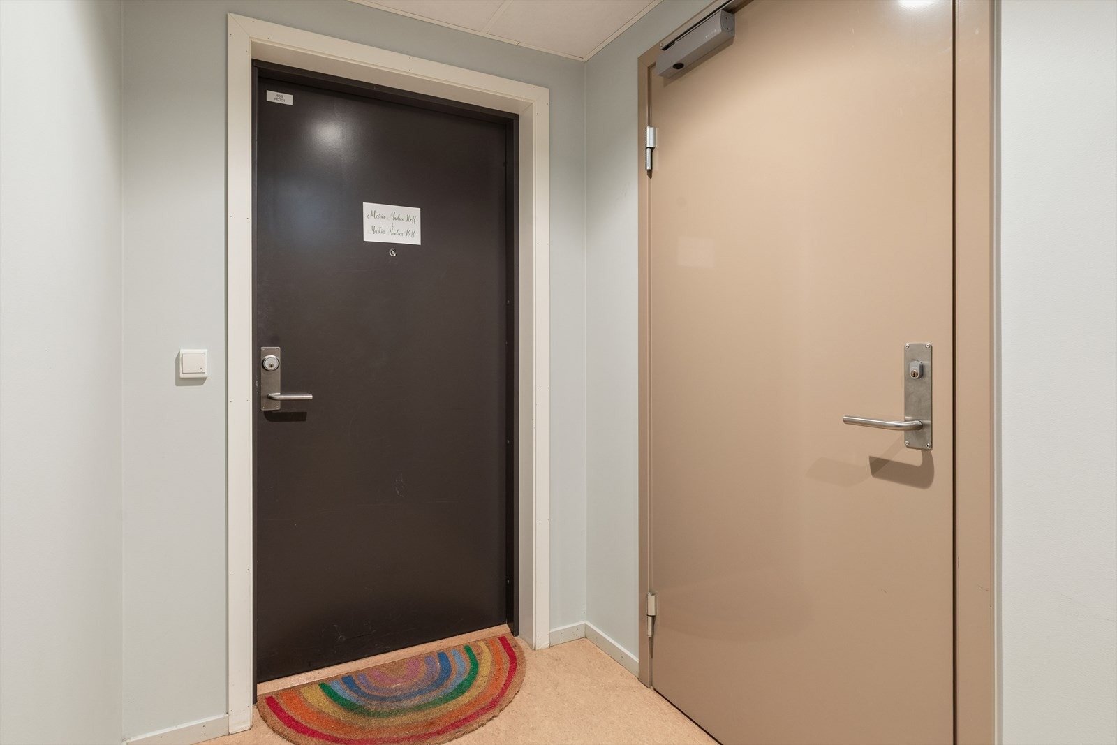 Boligen disponerer en praktisk ekstern bod på ca. 8 m², beliggende i samme etasje og vegg-i-vegg med leiligheten Galleribilde