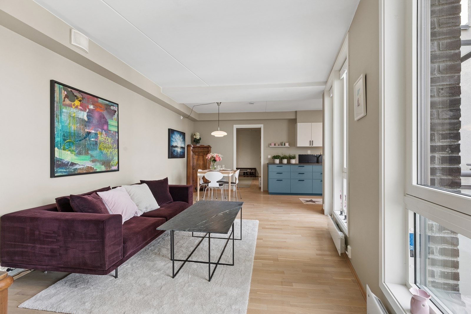 Stuen er lys og innbydende med god plass til både sofagruppe og spiseplass Galleribilde