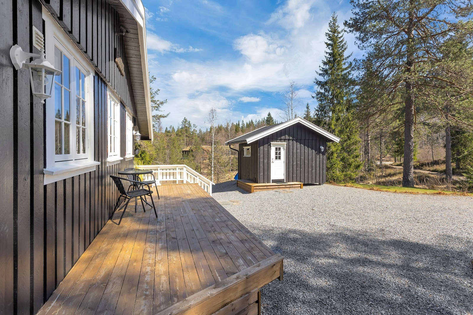 Hytta har terrasse også på fremsiden Galleribilde