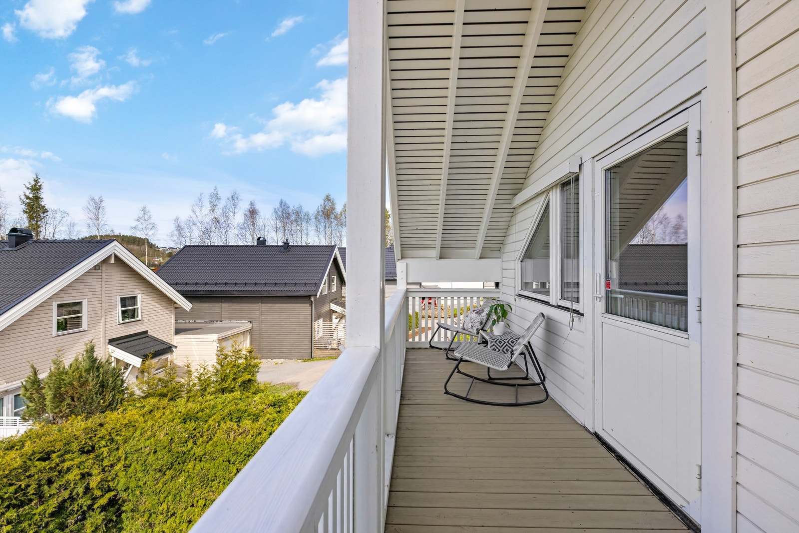 Balkongen har plass til en liten sittegruppe. Galleribilde