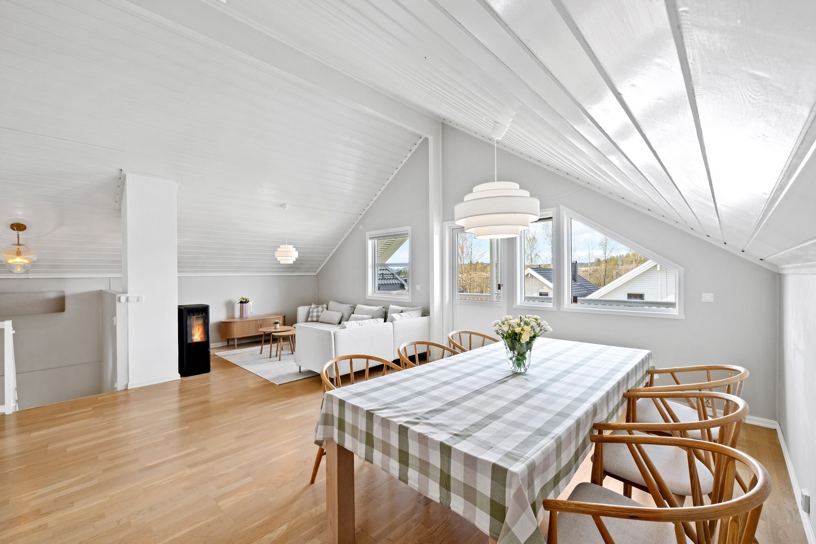 Her er det god plass til både en stor sofagruppe og et langbord for sosiale anledninger. Galleribilde