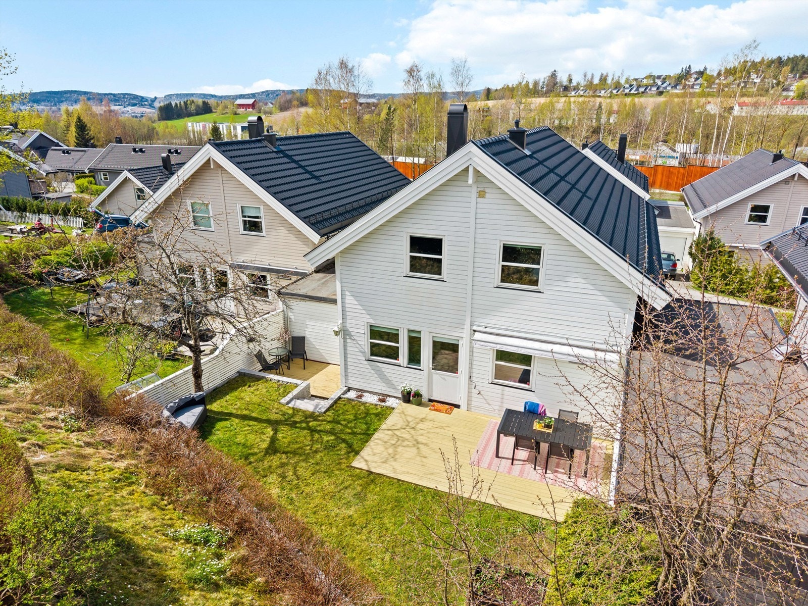 Boligen har en flott beliggenhet i feltet med gode solforhold. Galleribilde