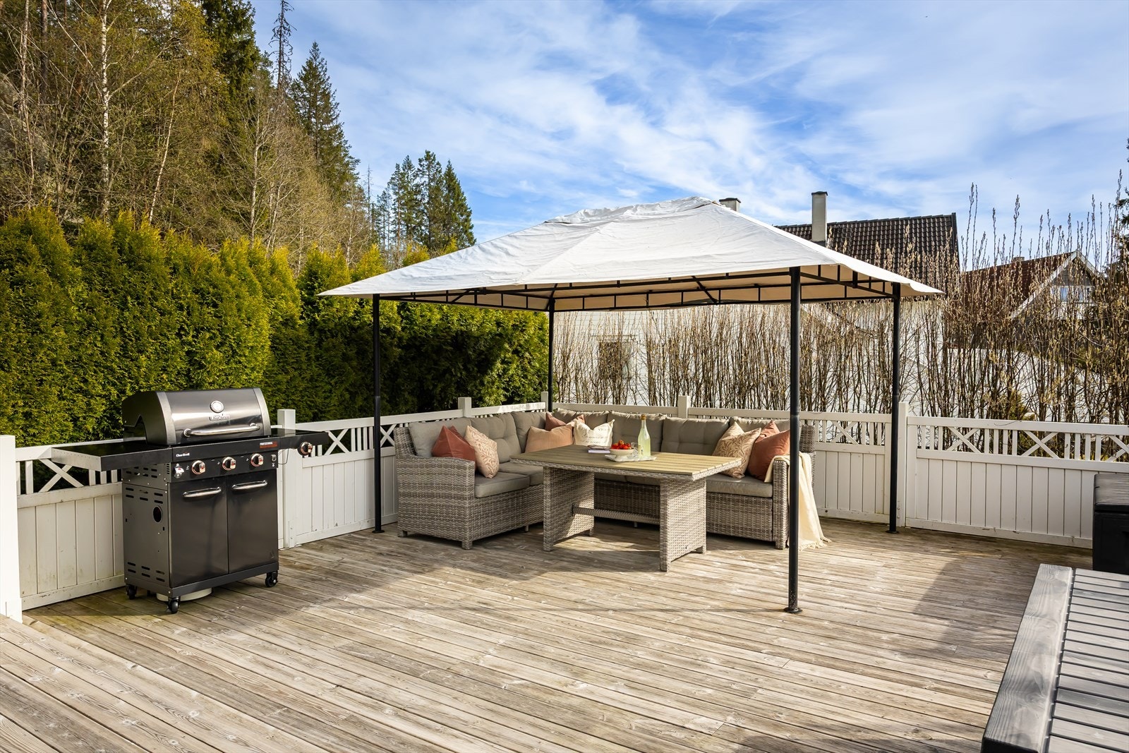 Pergola som skaper en hyggelig og definert uteplass på terrassen. Galleribilde