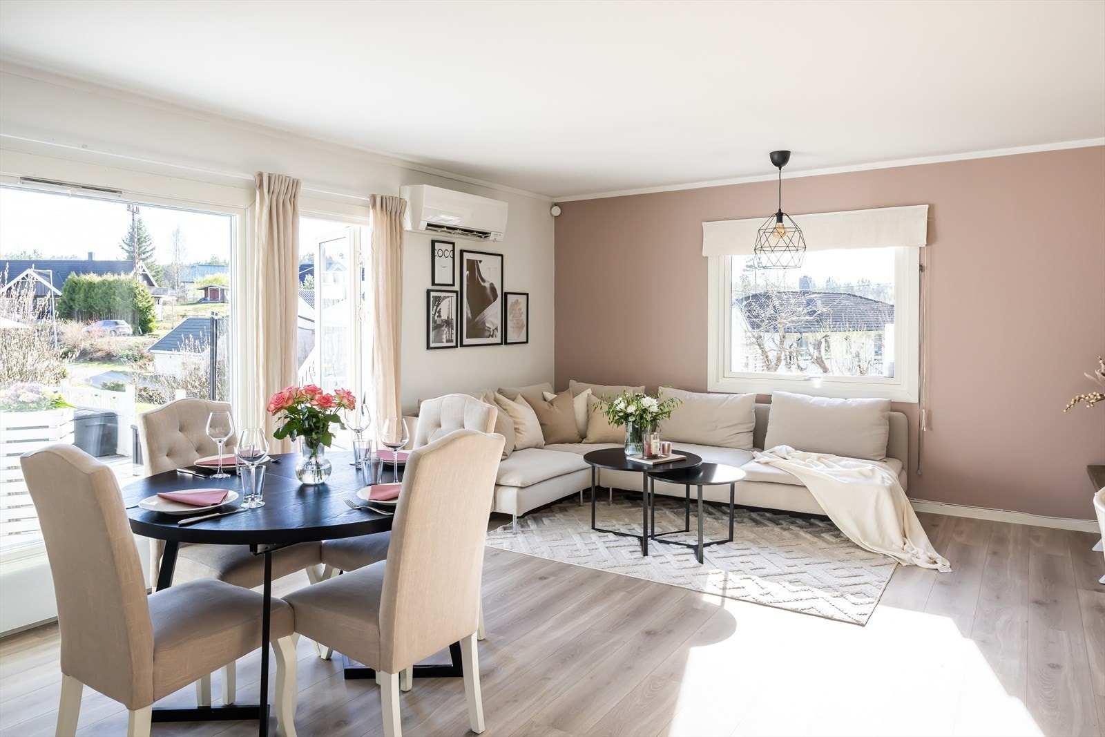 Stuen fremstår som lys og innbydende, med store vindusflater som gir rikelig med dagslys fra tre himmelretninger. Galleribilde