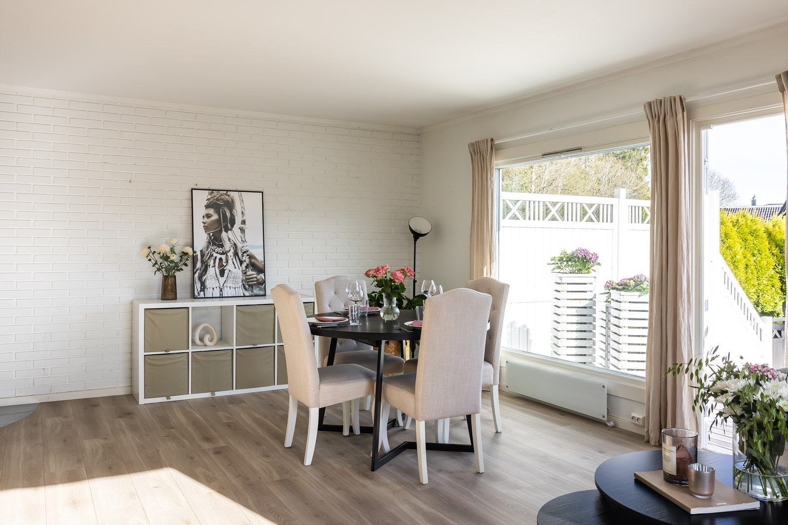 Romslig spiseplass med plass til langstrakt spisebord. Galleribilde