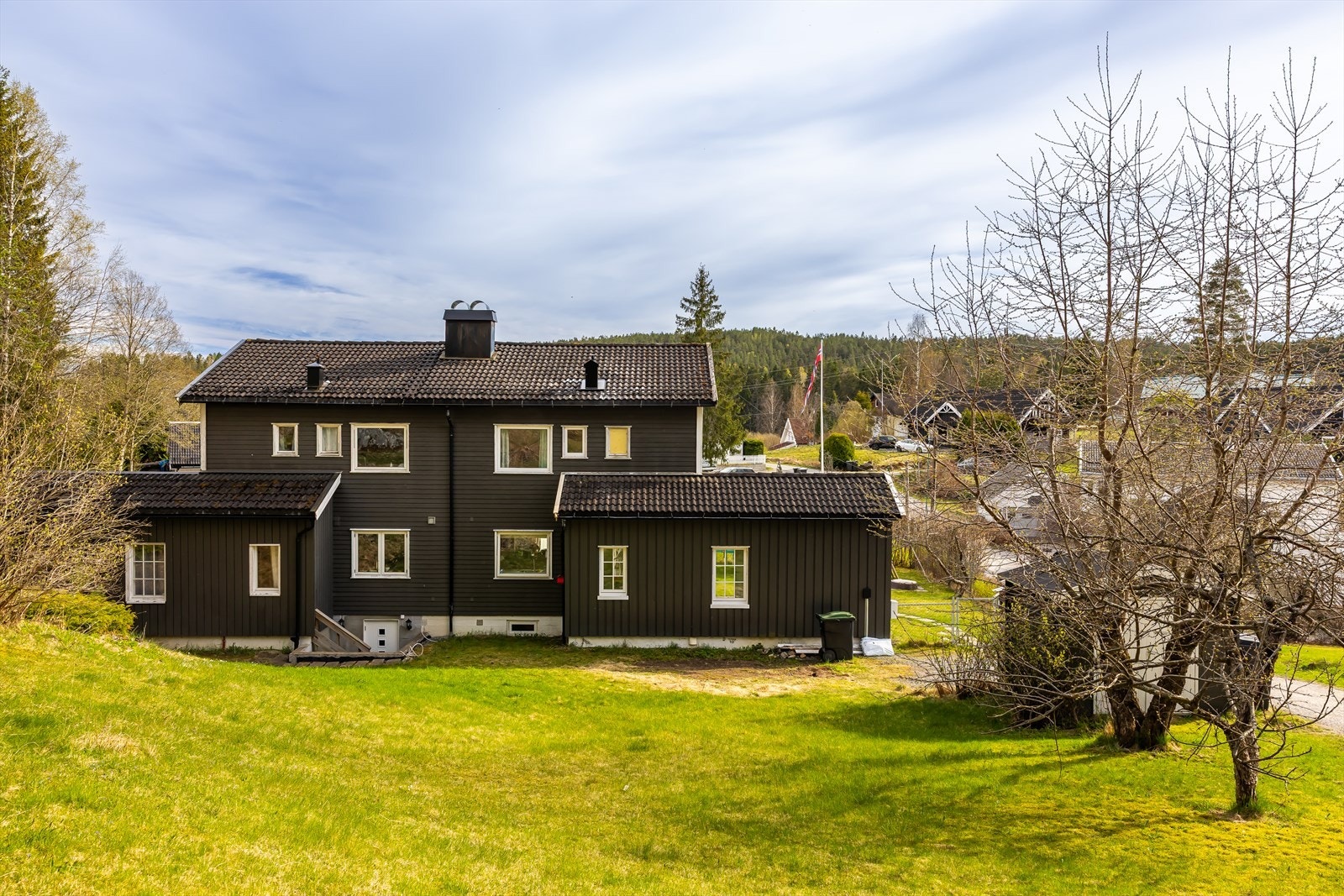 Sisilie Berg v/Nordvik Frogner har gleden av å presentere Dyrefaret 13. En stor og pen tomannsbolig med solrike uteplasser, innerst i blindvei ved skogholt. Boligen ligger i et svært barnevennlig område med gangavstand til sentrum.
Foto: Anne Andersen Galleribilde