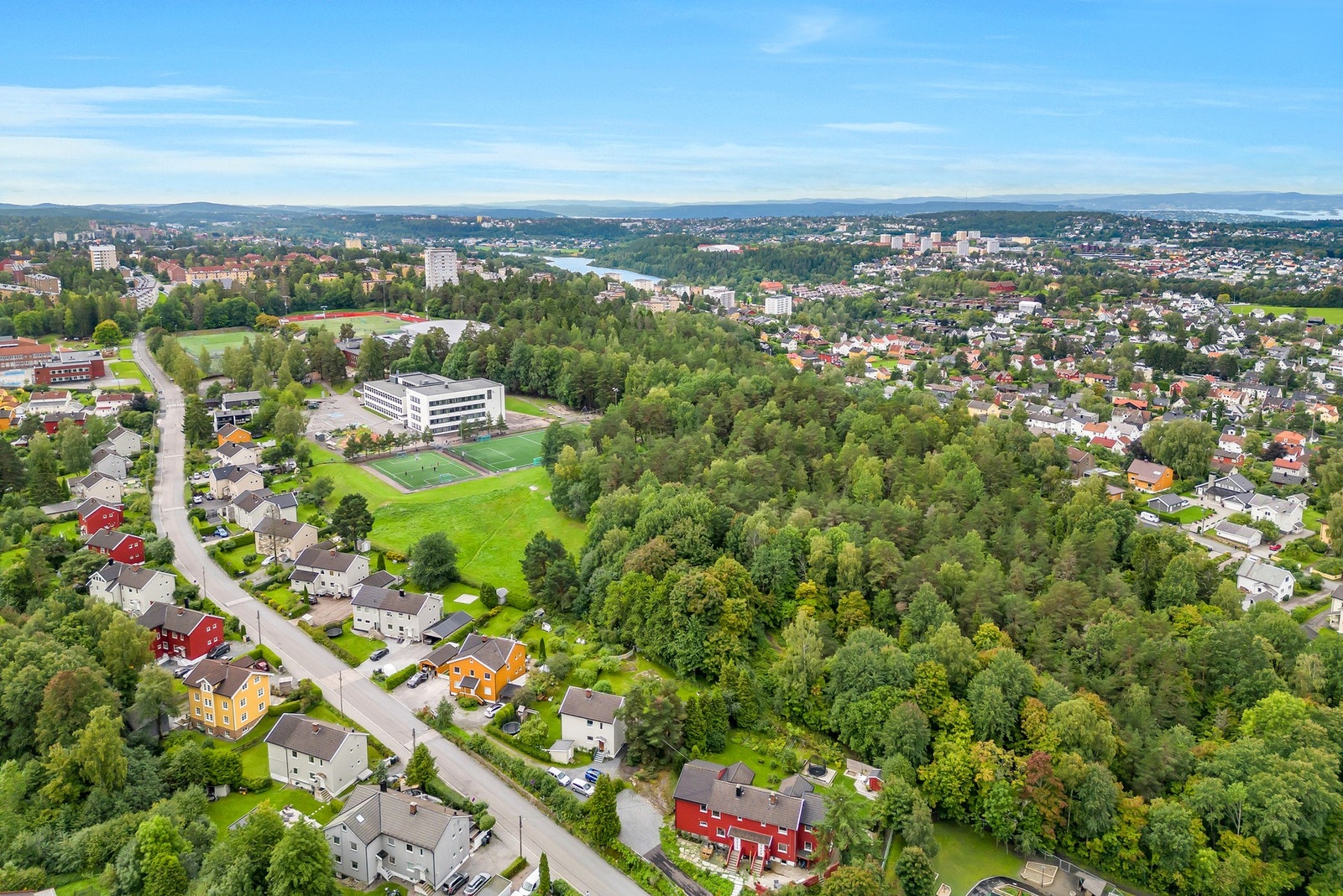 Nærområdet legger til rette for aktive dager, med idrettsanlegg på Trasop og helårs turmuligheter i Østmarka. Beliggenheten er ideell for familier, i grønne, trygge og fredfulle omgivelser. Galleribilde
