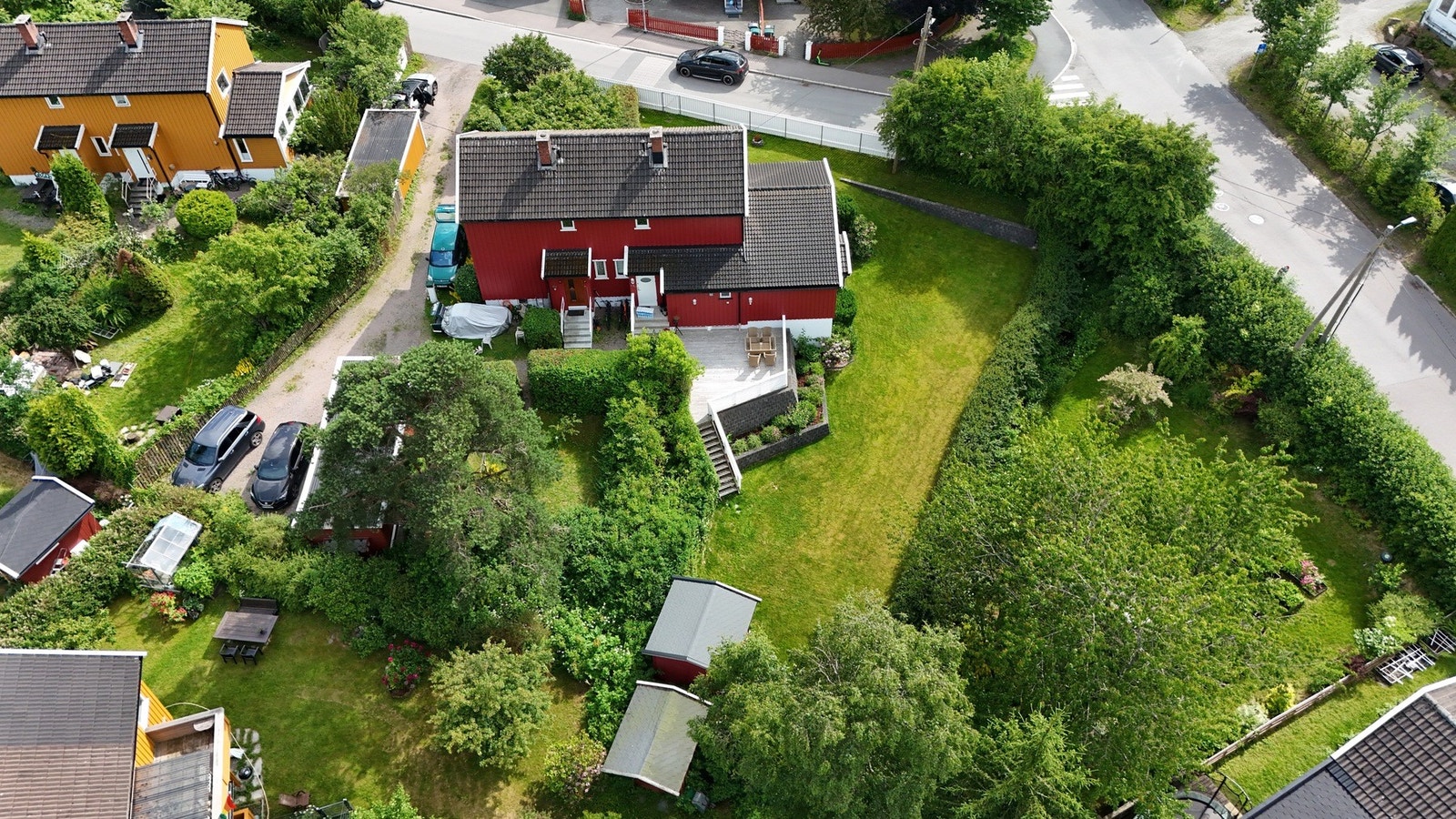 Boligen disponerer to utendørs p-plasser. Lader for elbil er installert. Galleribilde