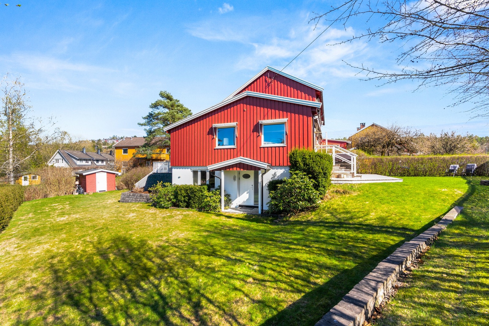 Boligen disponerer en herlig hagedel, opparbeidet med store plenarealer, fine blomsterbed og diverse beplantning. Galleribilde