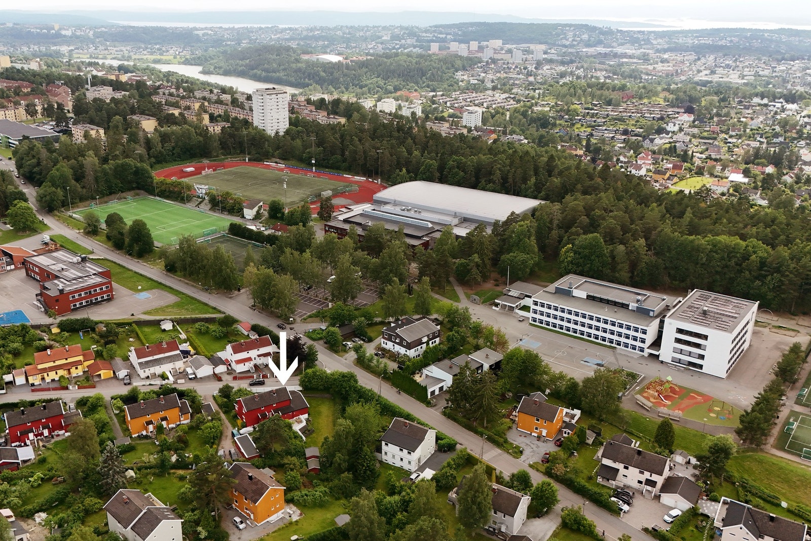 Her bor man i rolige og grønne omgivelser, med umiddelbar nærhet til Godlia skole, idrettsanlegg på Trasop, busstopp og helårs turmuligheter i Østmarka. Boligen markert med pil. Galleribilde