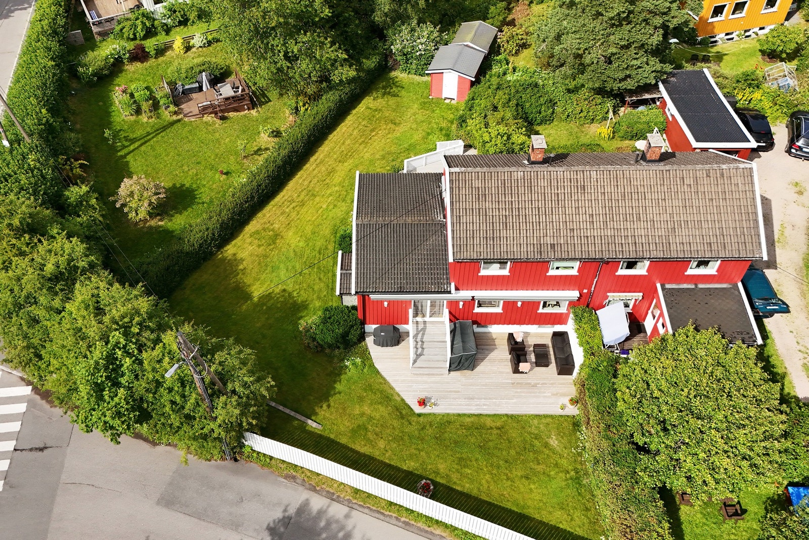 Beliggenheten er tilbaketrukket, og boligen disponerer en herlig hagedel med flotte solforhold og store plenarealer. Ekstra lagringsplass i en utvendig bod på ca. 8 kvm. Galleribilde