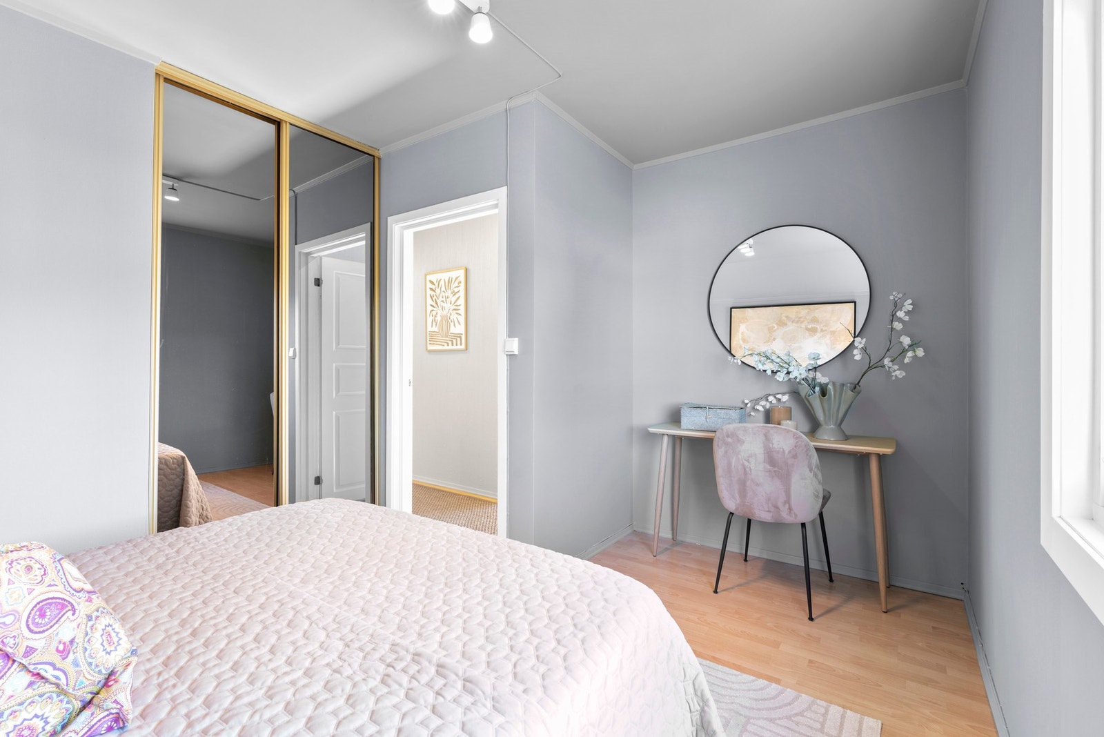 På hovedsoverommet er det plass til dobbeltseng, og rommet har en innebygd skyvedørsgarderobe med speilfronter. Galleribilde