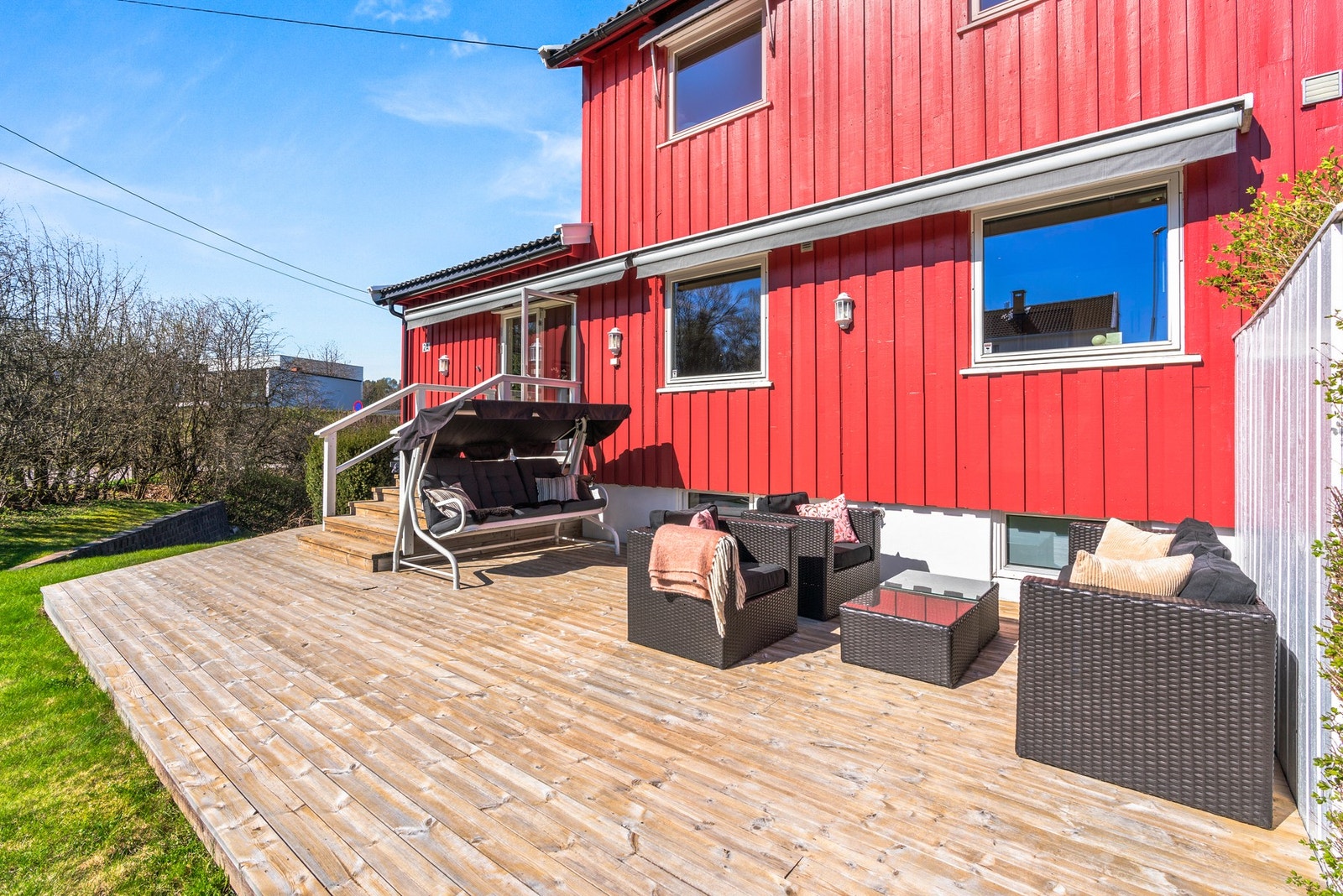 Fra stuen er det utgang til en solrik markterrasse på ca. 39 kvm. Galleribilde