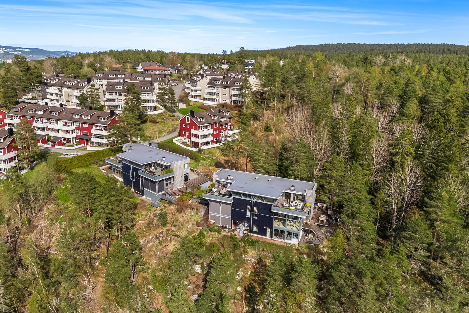 Eiendommen ligger i et skjermet, attraktivt og meget barnevennlig boligområde, på et høydedrag med fantastisk utsikt Galleribilde