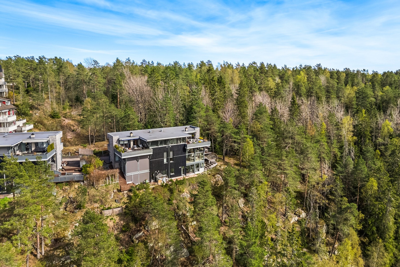 Innerst i stikkveien, og uten boliger foran seg, får huset et helt usjenert uteområde med fantastisk panorama over fjorden og hele Oslo Galleribilde