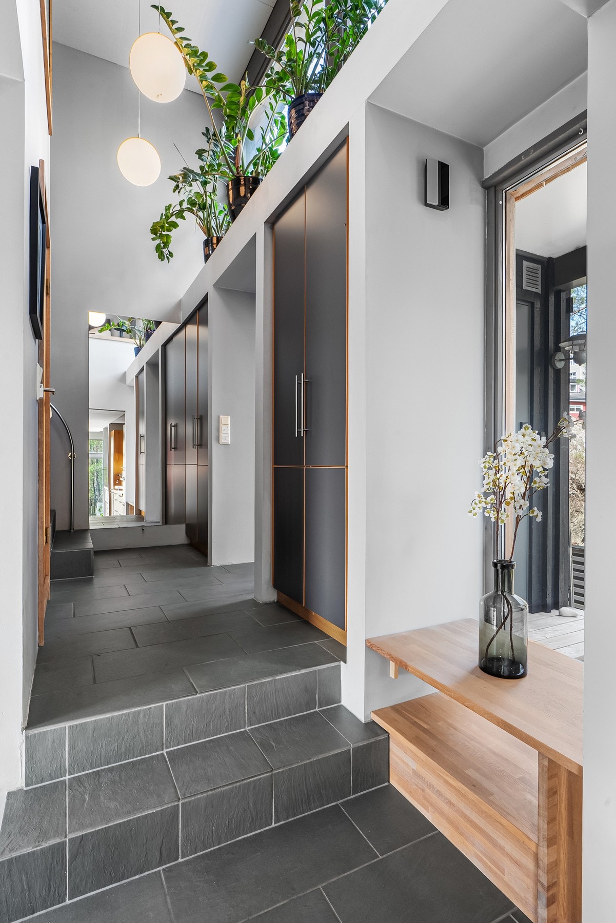 Velkommen inn i et flott familiehjem med fokus på særpreg, stilig arkitektur og funksjonelle løsninger Galleribilde