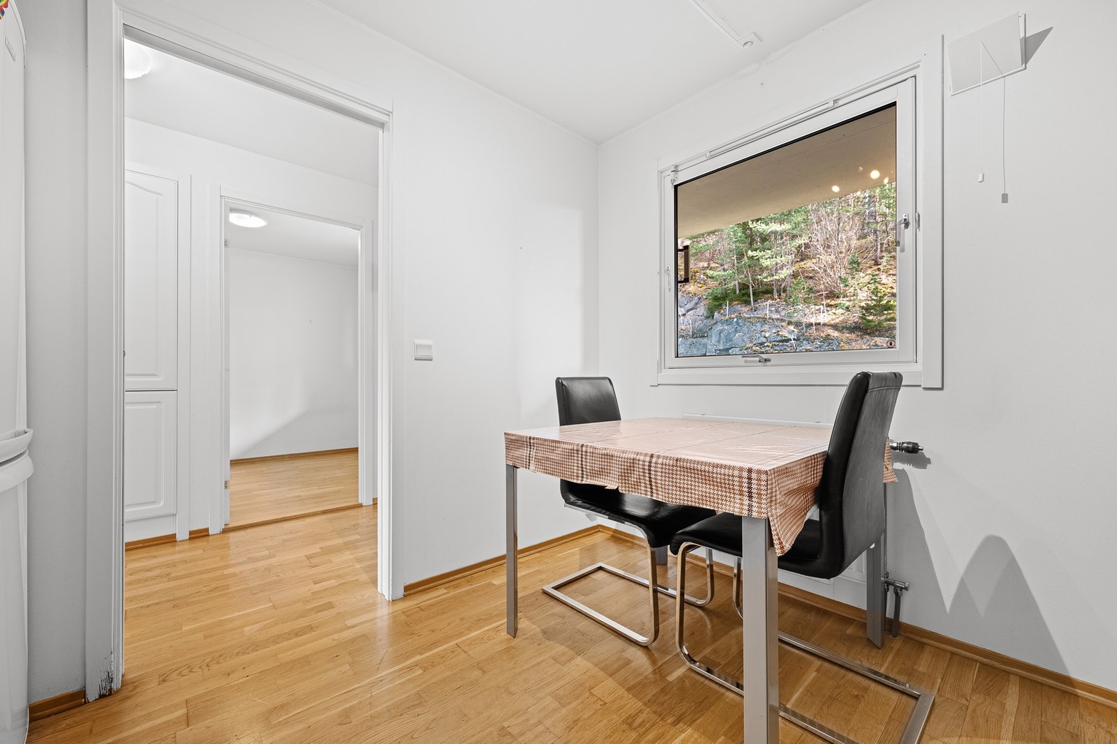 Kjøkken med plass til frokostbord Galleribilde