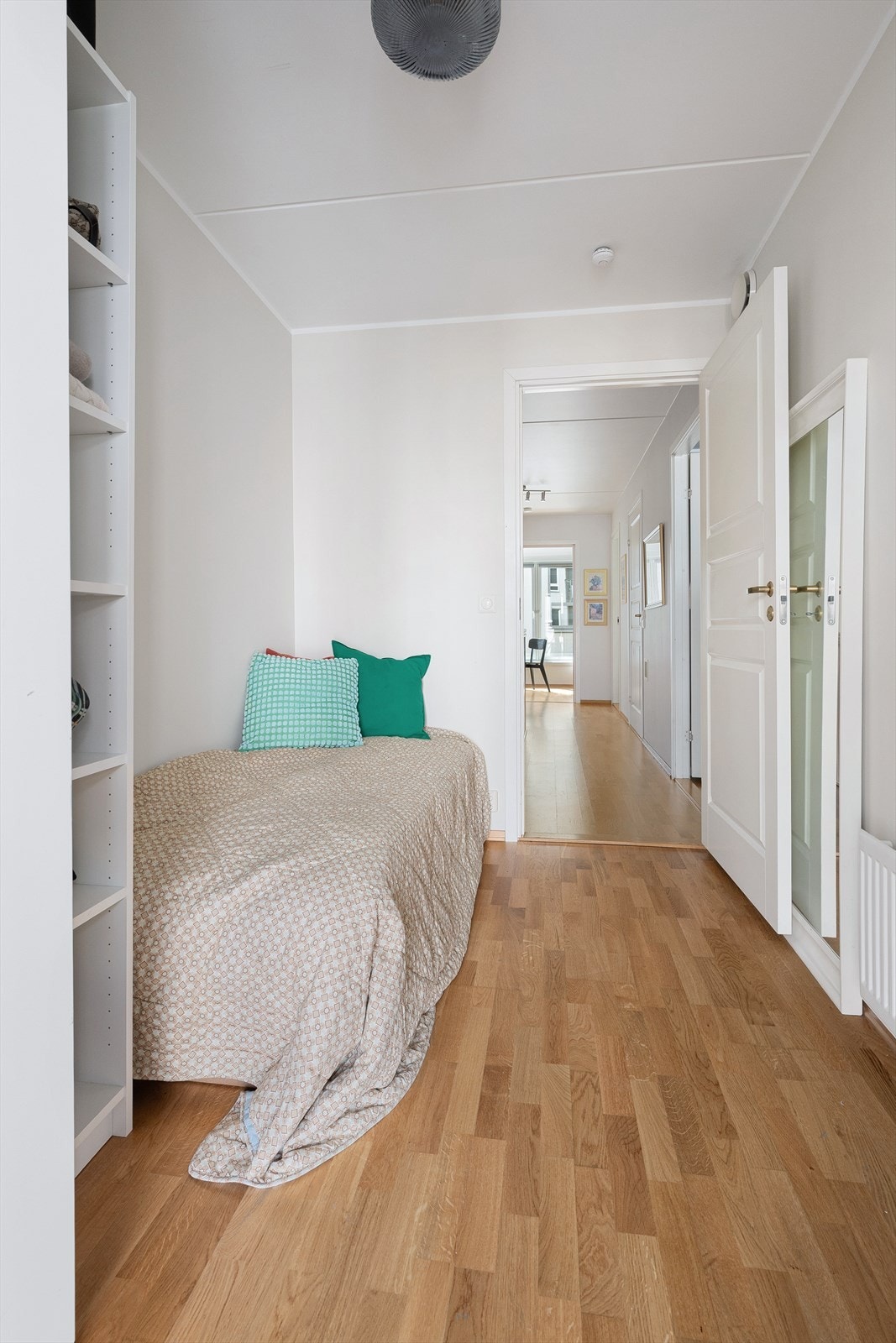Plass til enkeltseng, garderobeskap, skrivebord og kontorstol. Parkett på gulv Galleribilde
