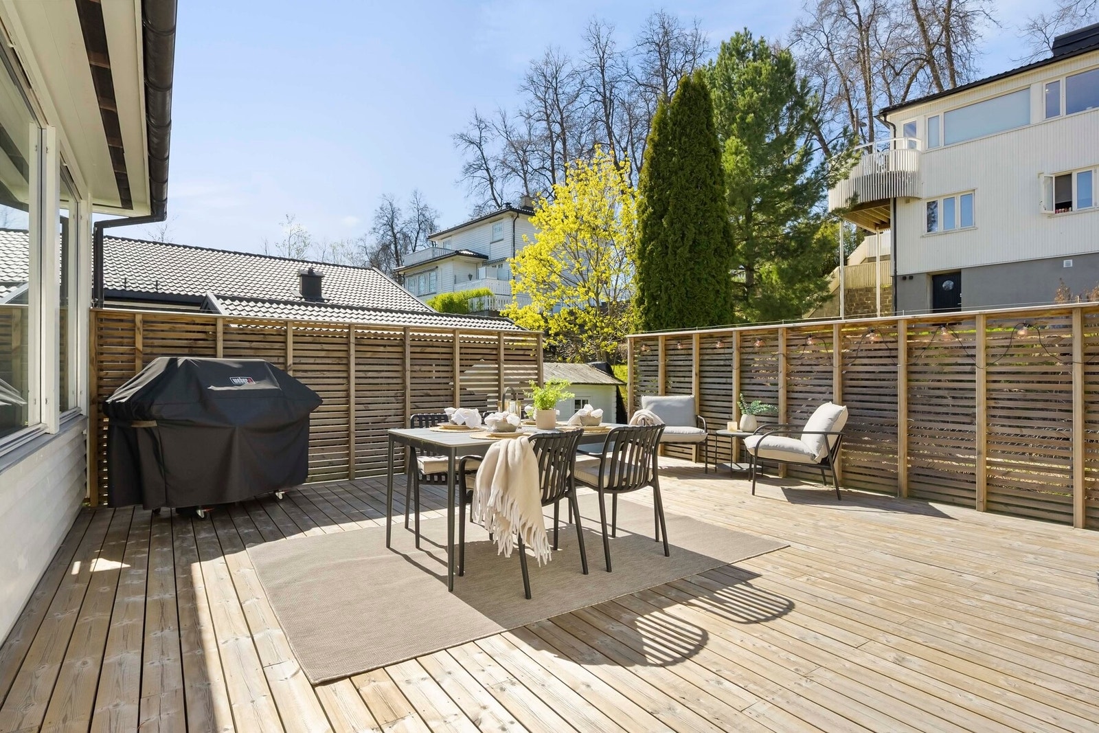 Boligen byr på en stor og solrik terrasse med plass til storfamilien. Galleribilde