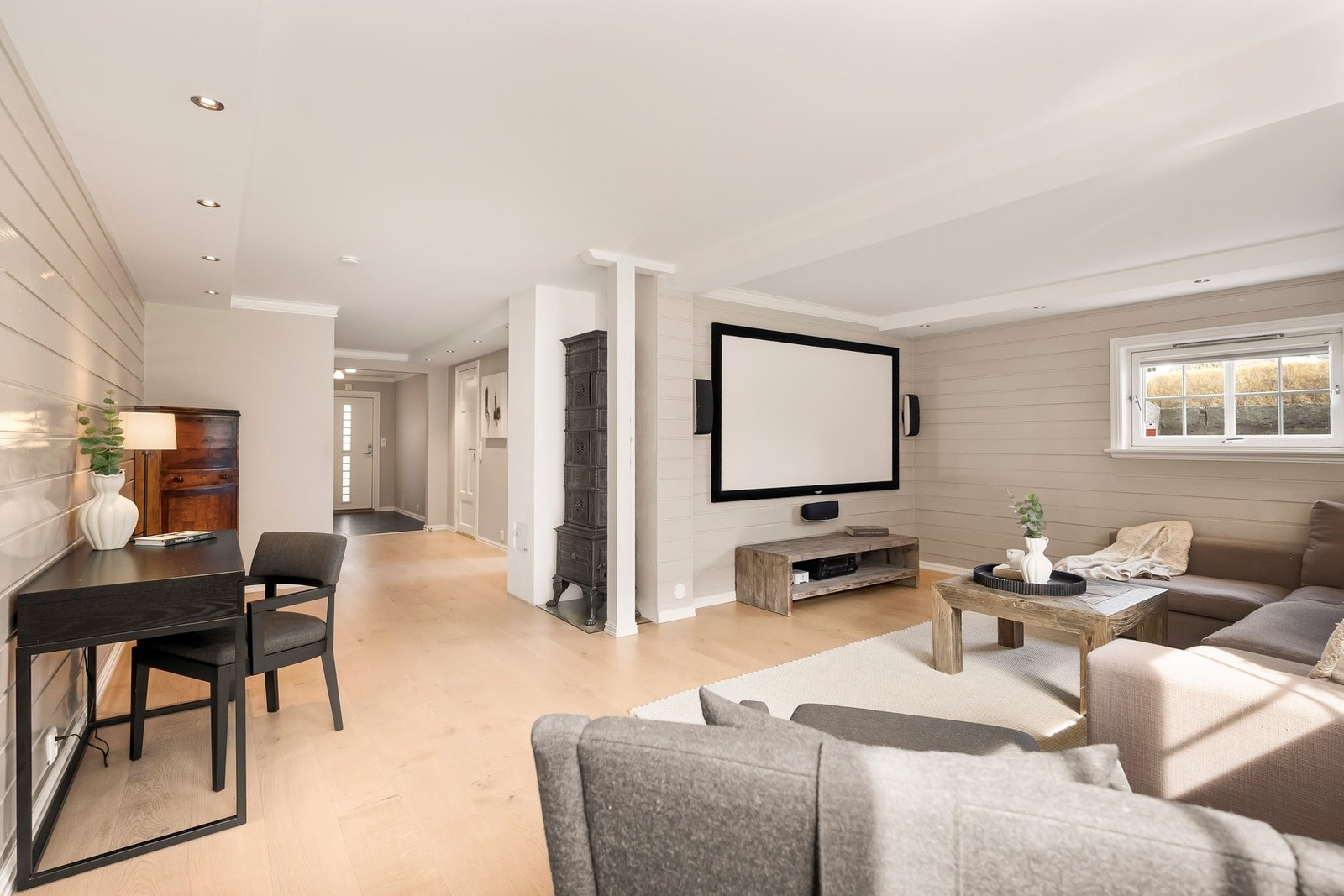 Stor og lys kjellerstue med god plass til både sofagruppe, hjemmekino og annet ønsket møblement. Galleribilde