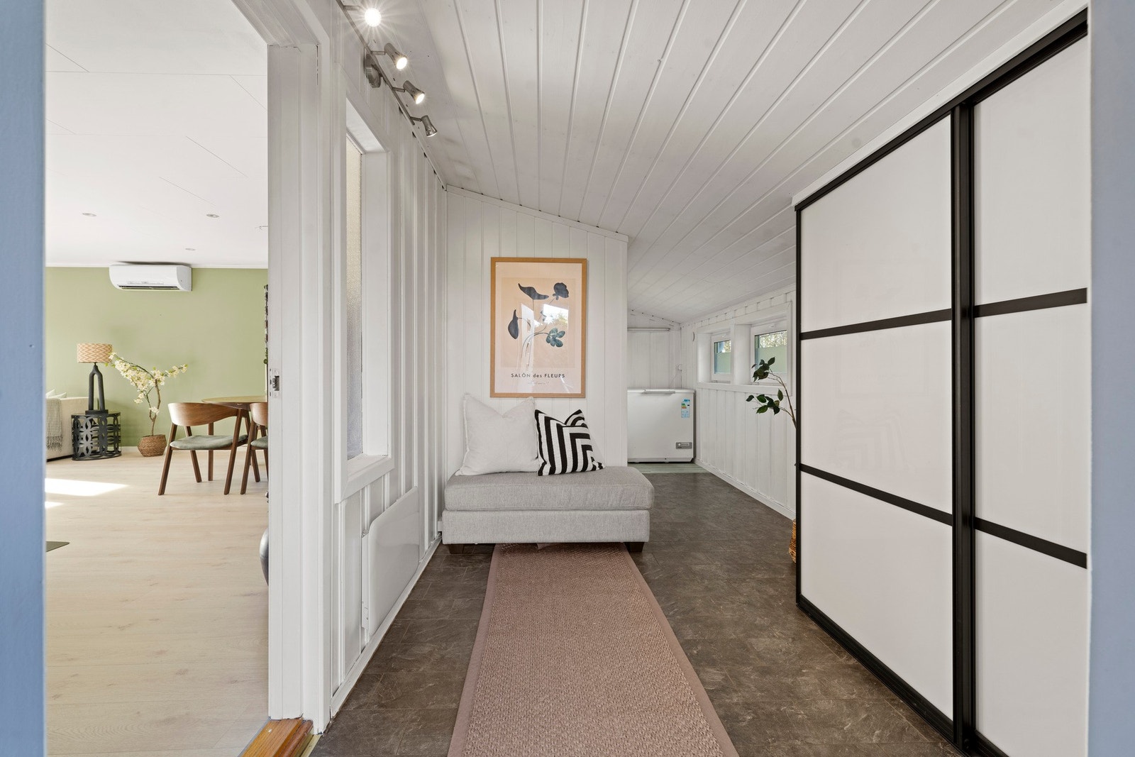 Boligen ønsker deg velkommen med en romslig og innbydende entré som gir et godt førsteinntrykk Galleribilde