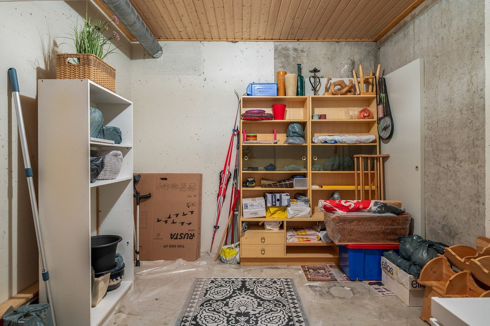 Flott bodareal i kjeller. Det er 2 stk. boder i kjeller, lagringshems, sportsbod ute ved inngangsparti samt kjølerom i kjeller ved blokkinngang. Man har også tilgang til felles vaske- og tørkerom Galleribilde