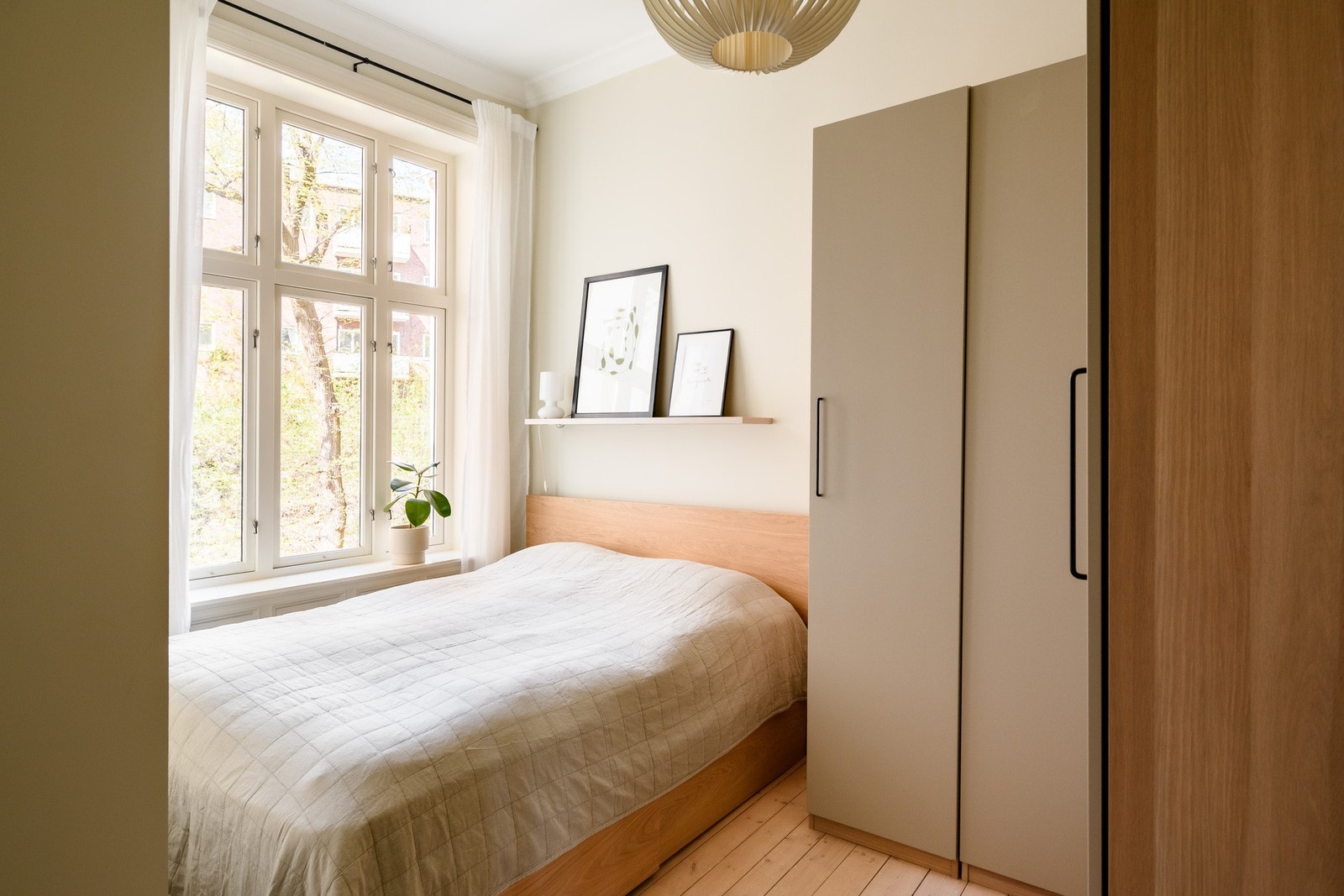 Leiligheten har to gode soverom som begge vender mot den stille bakgården. Galleribilde