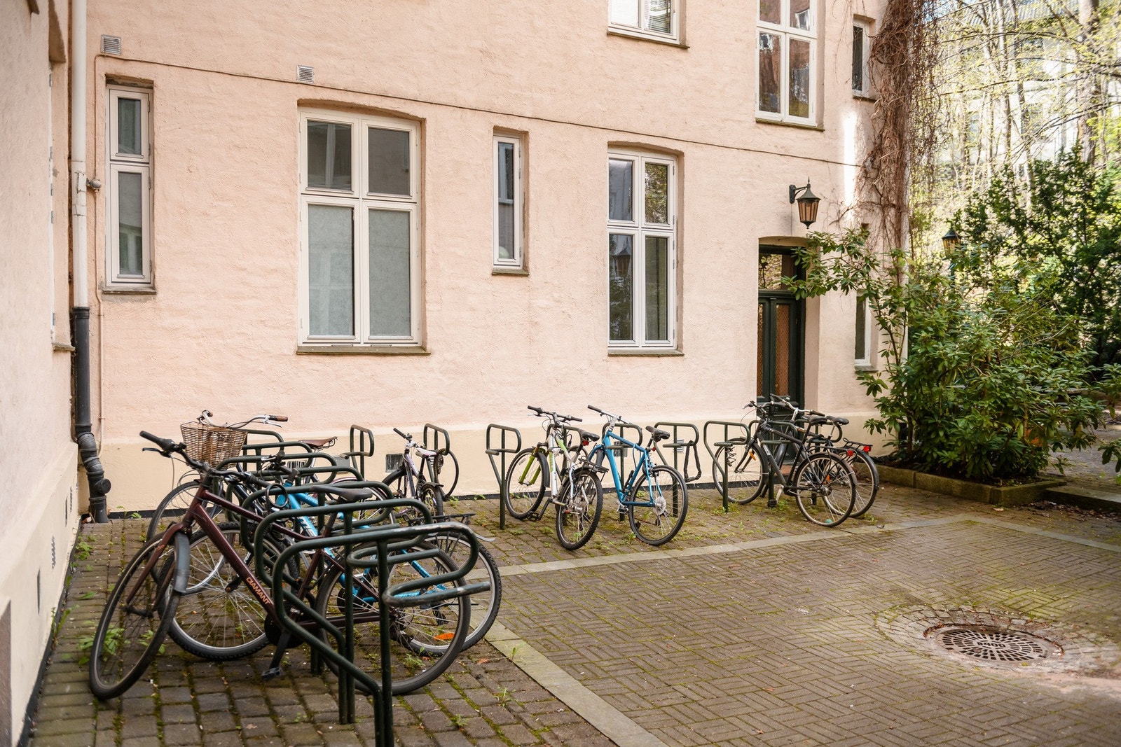 Sameiet har en stille bakgård med sykkelparkering. Galleribilde