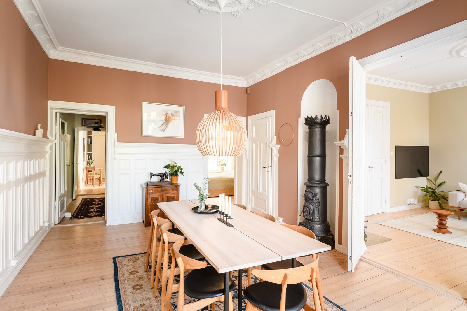 Via klassiske doble dører, kommer man videre inn til spisestuen. Galleribilde