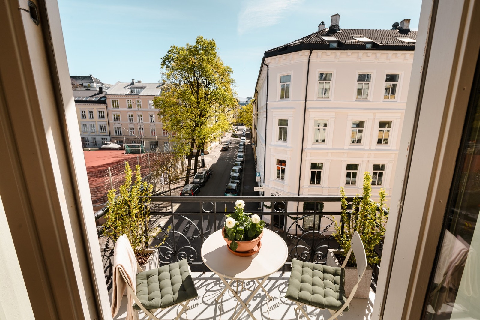 Balkongen har plass til en sittegruppe, og innbyr til rolige morgener og lange ettermiddager. Galleribilde