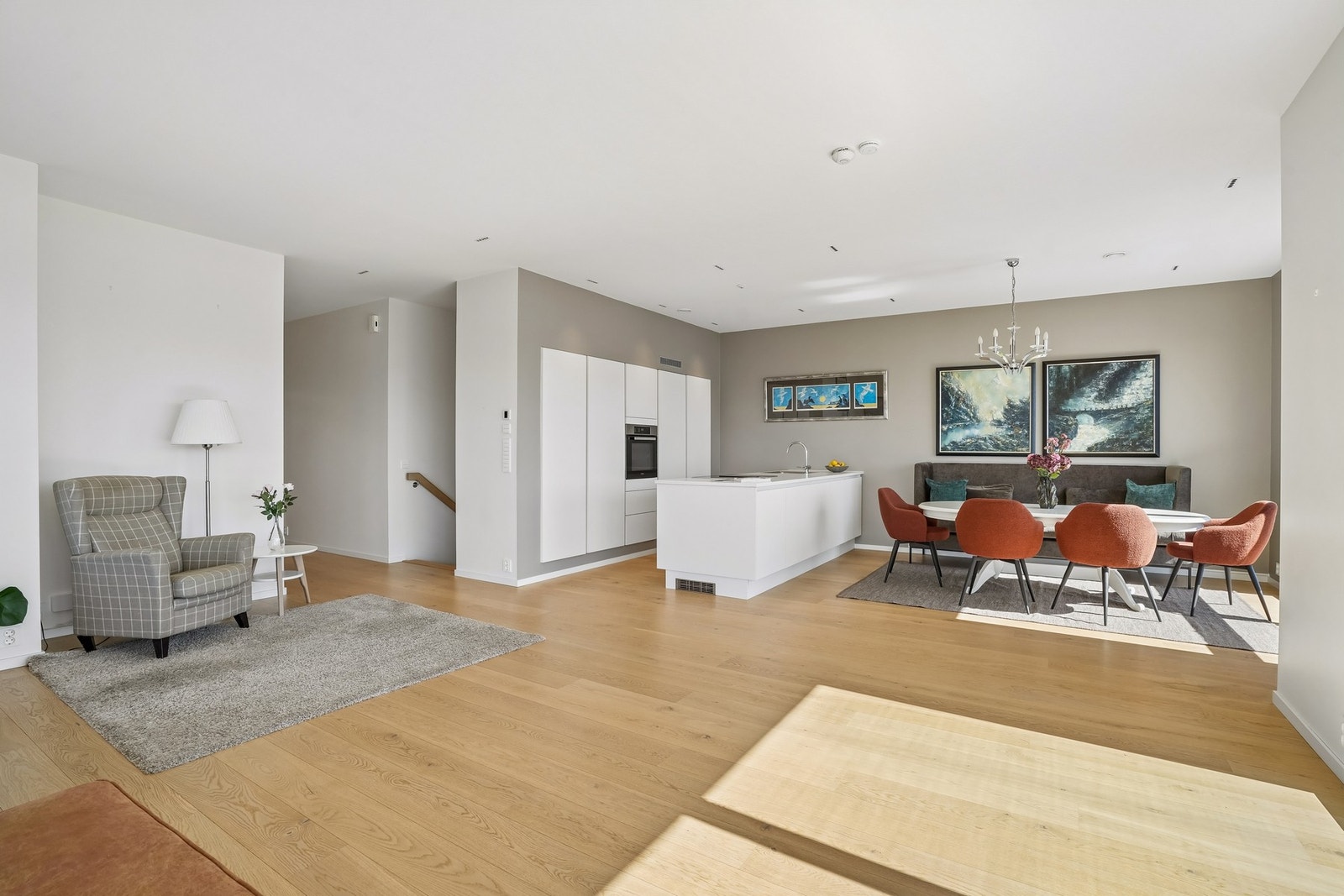Komforten ivaretas av vannbåren gulvvarme, balansert ventilasjon og Smarthus - futurehome. Galleribilde