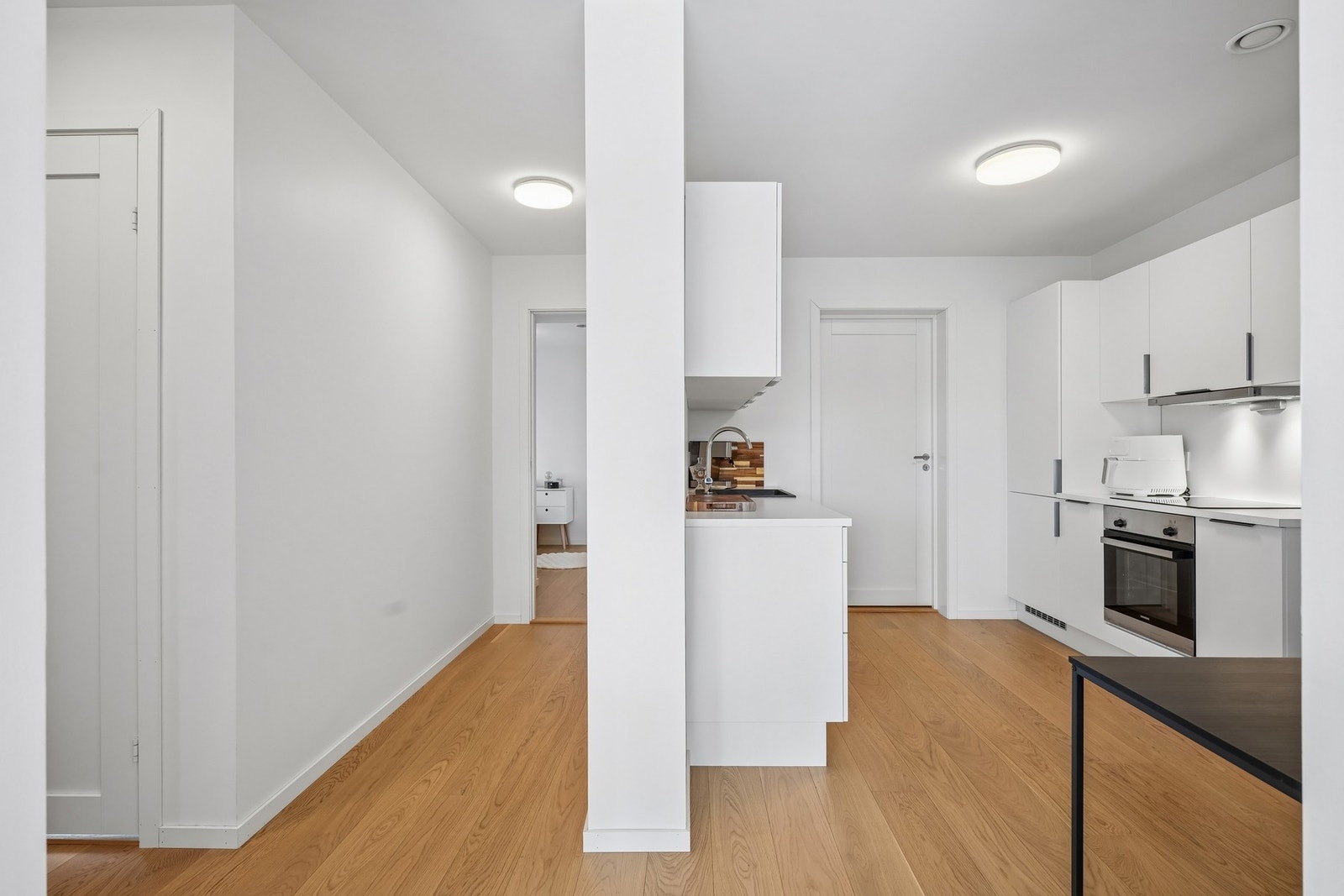 Leiligheten har et lyst fargevalg på vegger og i likehet med resten av boligen én-stavs parkett på gulvet. Galleribilde