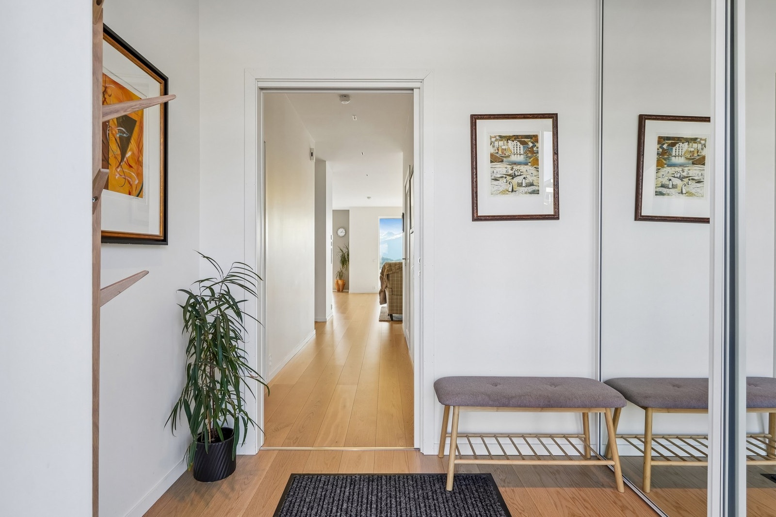 Entréen i hovedetasjen har skyvedørsgarderobe for yttertøy og sko. Galleribilde
