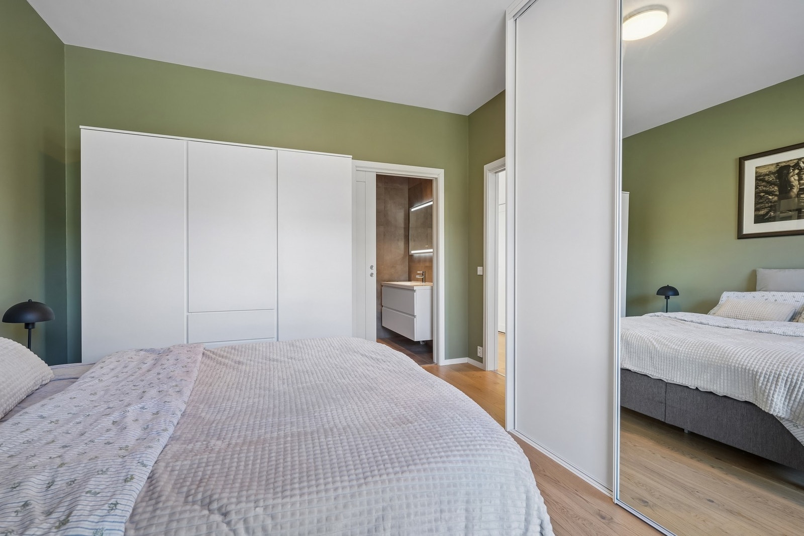 Det er satt inn skyvedørsgarderobe og garderobeskap, her er det godt med oppbevaring. Enkel og privat tilkomst til badet. Galleribilde