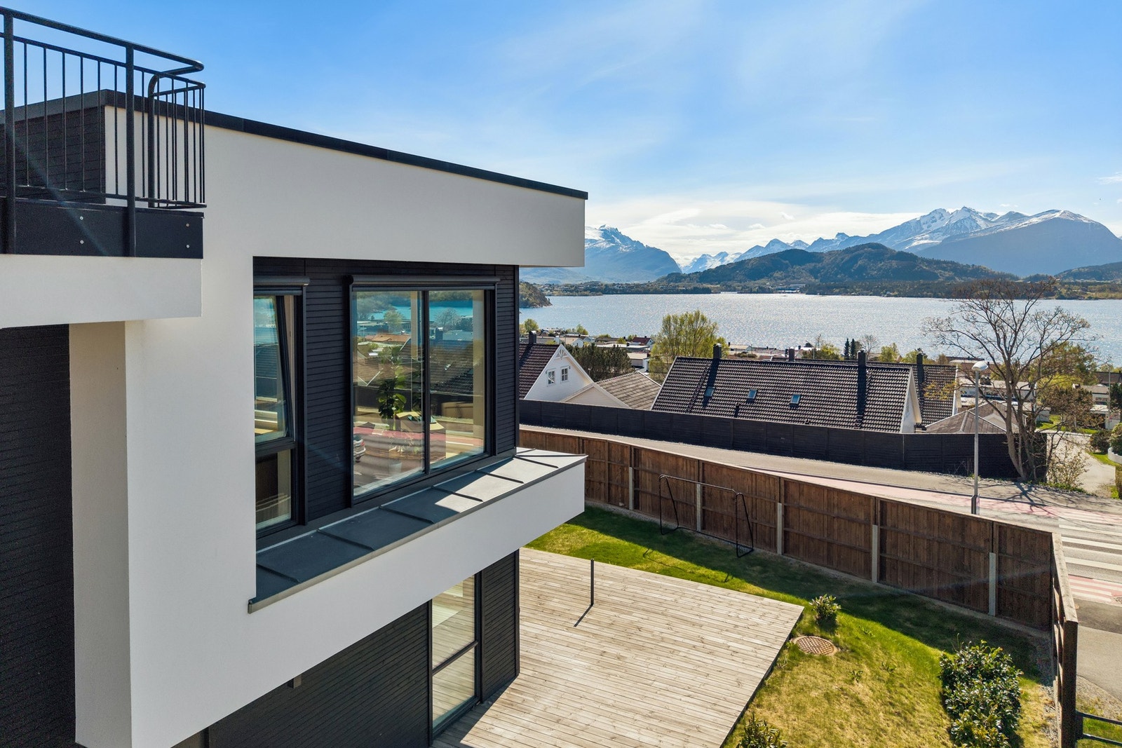 Eiendommen ligger i et barnevennlig område på Åse med gåavstand til skole, barnehage og flott turterreng. Galleribilde