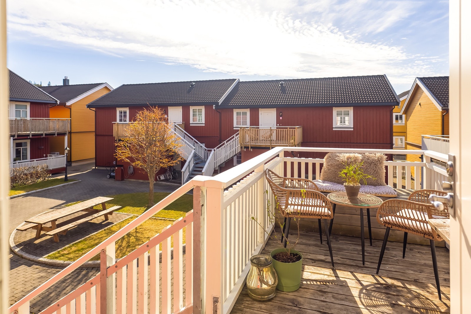 Veranda ved inngang som ligger inn mot tunet mot sør med sol på dagtid fram til ca. 17:00 sommerstid. Galleribilde