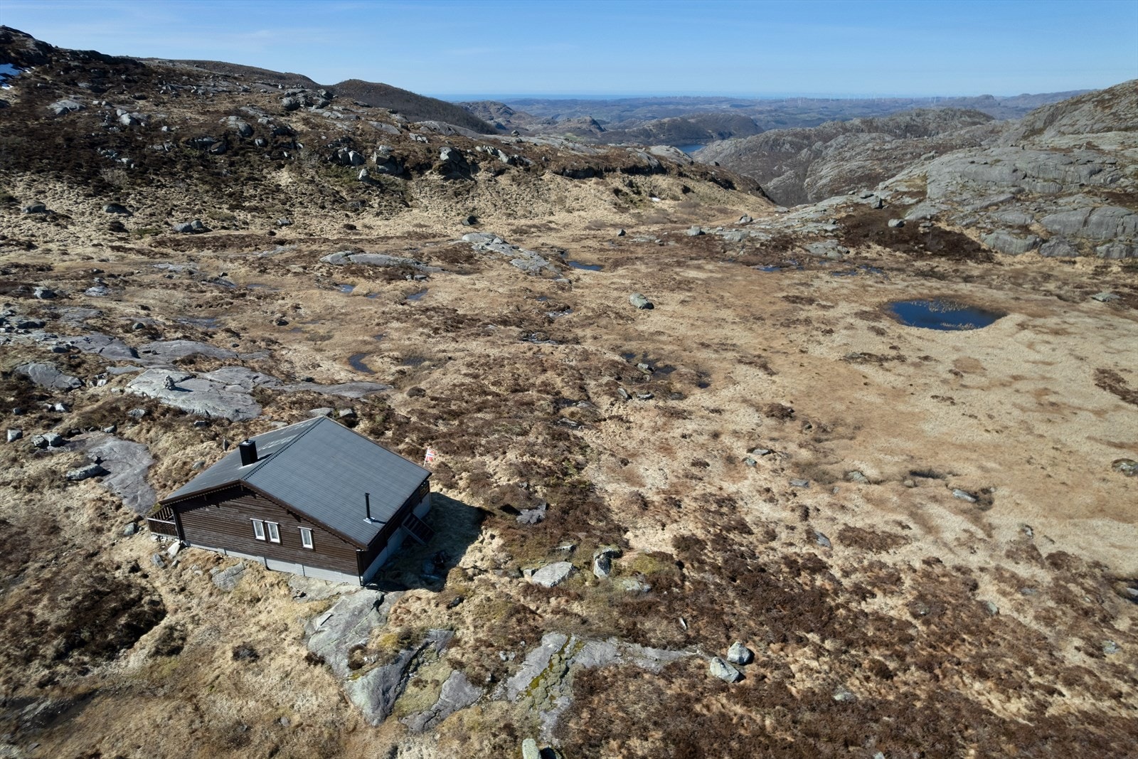 Eiendommen ligger skjermet til, helt for seg selv mellom Tjørn og Lauperak. Galleribilde