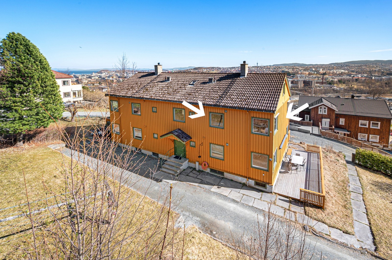 Seksjonen disponerer en egen parkeringsplass i carporten på nordsiden av bygget. Galleribilde