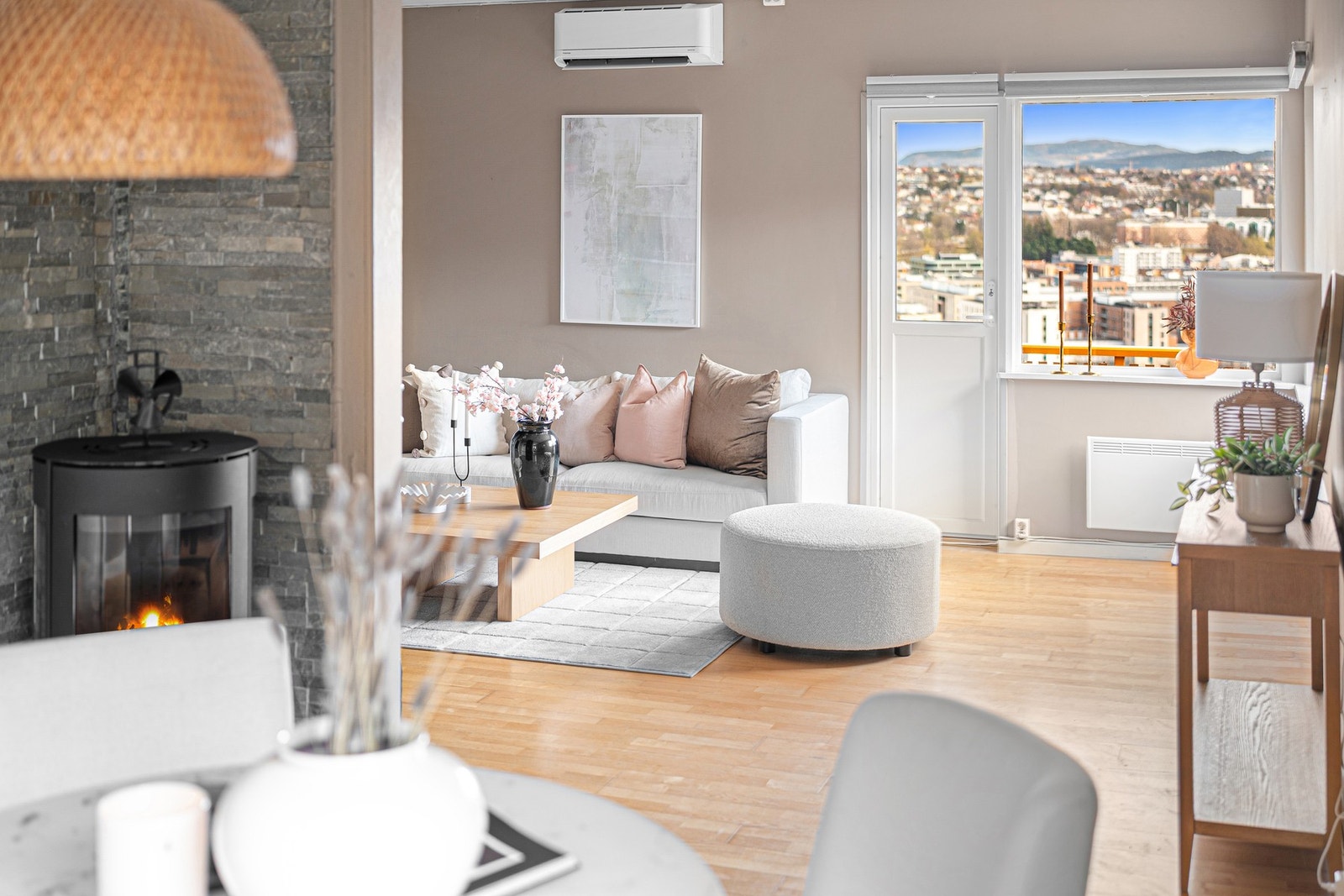 Velkommen til Byåsveien 70 B. Romslig 1/4-part i 2.etg med fantastisk utsikt | Tilhørende loft på 30 kvm | Balkong | Vedovn & varmepumpe | Carport! Foto: Krokstad & Nervik AS. Galleribilde