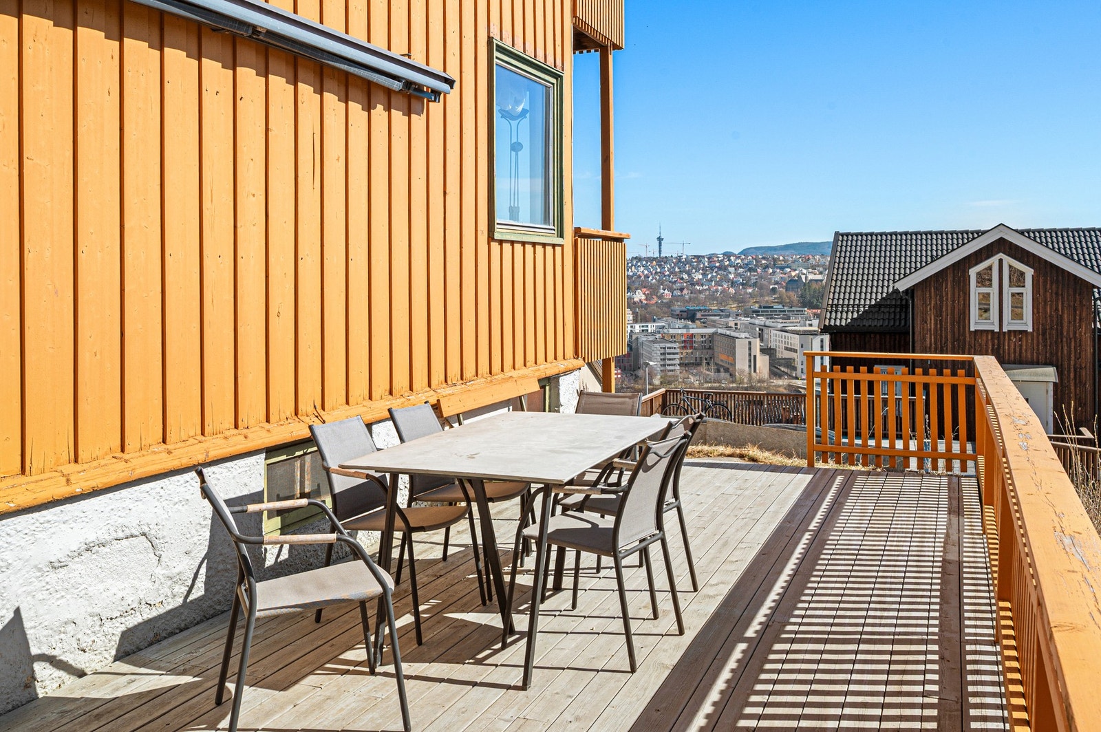 Sameiet disponerer også en felles sørvendt markterrasse med rikelig plass til utemøblement og grillutstyr. Galleribilde
