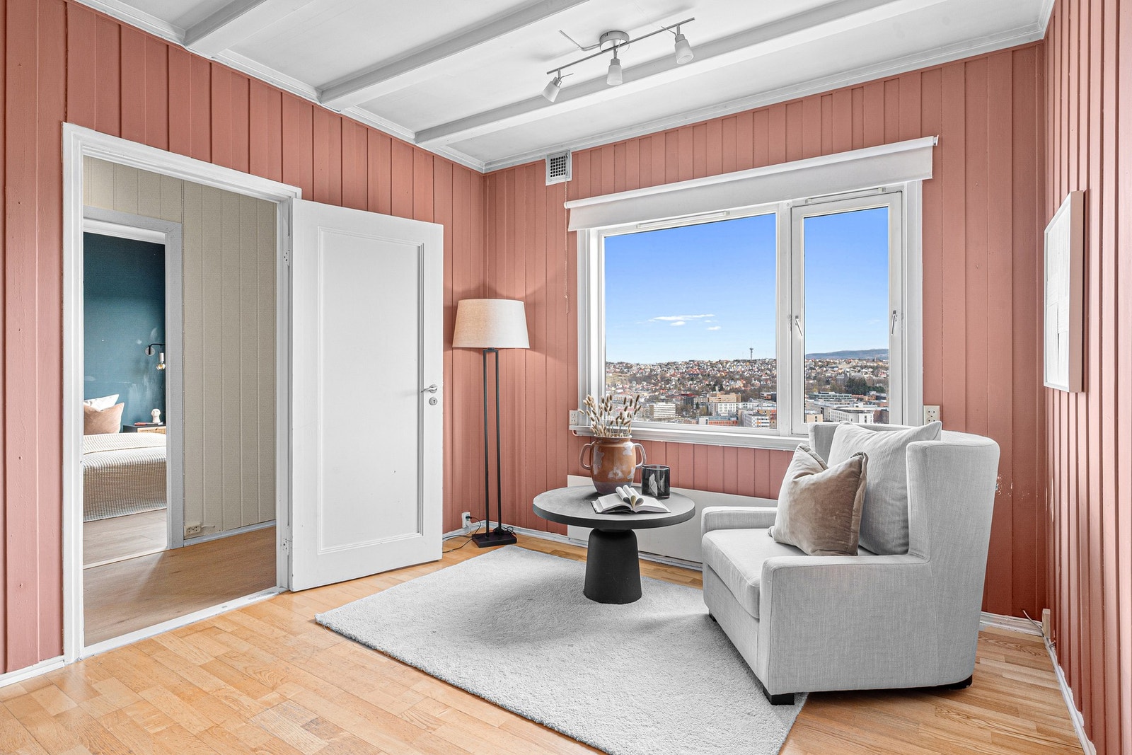 Videre inn fra stuen finner man hovedsoverommet. Galleribilde