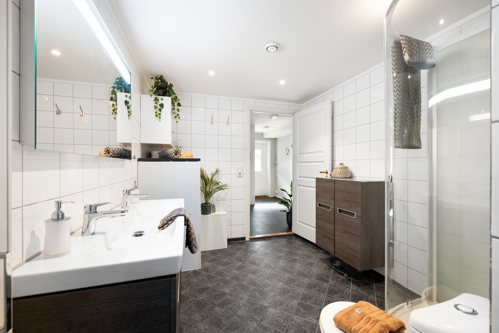 Badet har servant med servantskap fra ca. 2018 og dusjkabinett fra ca. 2018 Galleribilde