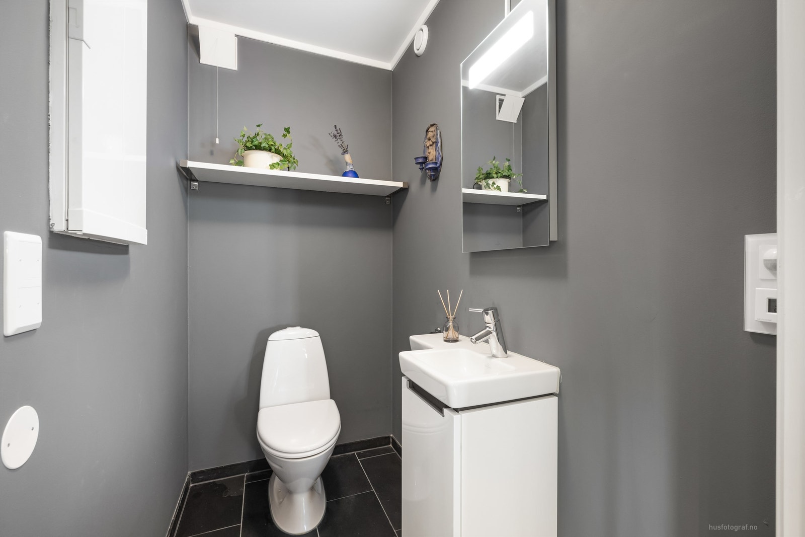 Praktisk wc-rom med servant (ca. 2018) og gulvvarme Galleribilde