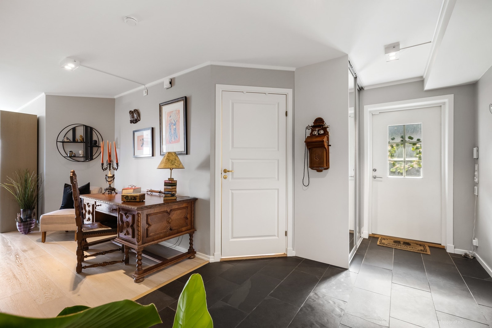 Entré med skyvedørsgarderobe Galleribilde