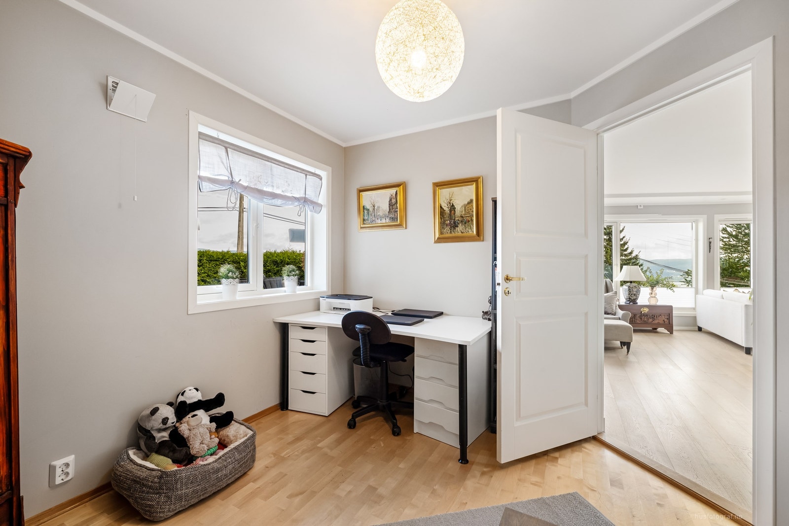 Soverom 1 med 3-stavs parkett på gulv, malte vegger og malt himling Galleribilde